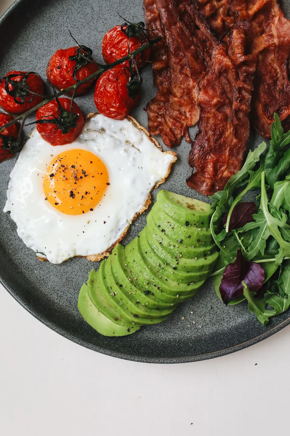 Desayuno keto con tocino, huevo y aguacate